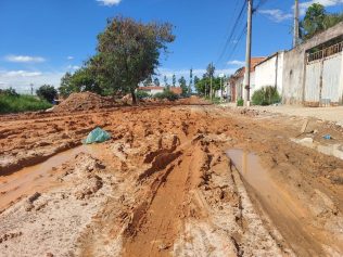 Com pavimentação inacabada, moradores do Sul América estão ilhados em 'lamaçal'