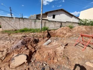 Com pavimentação inacabada, moradores do Sul América estão ilhados em 'lamaçal'