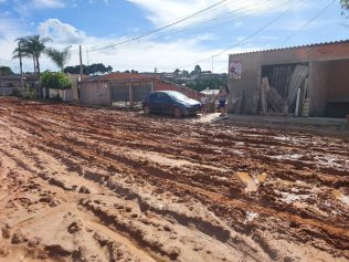 Com pavimentação inacabada, moradores do Sul América estão ilhados em 'lamaçal'