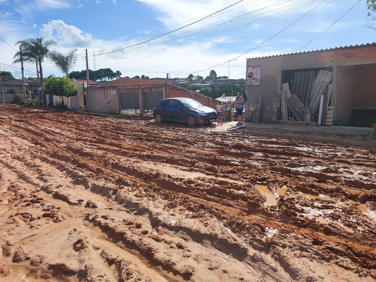 Com pavimentação inacabada, moradores do Sul América estão ilhados em ‘lamaçal’