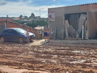 Com pavimentação inacabada, moradores do Sul América estão ilhados em 'lamaçal'
