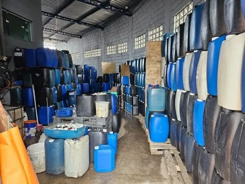 Empresário é flagrado jogando substância química em rua de Americana