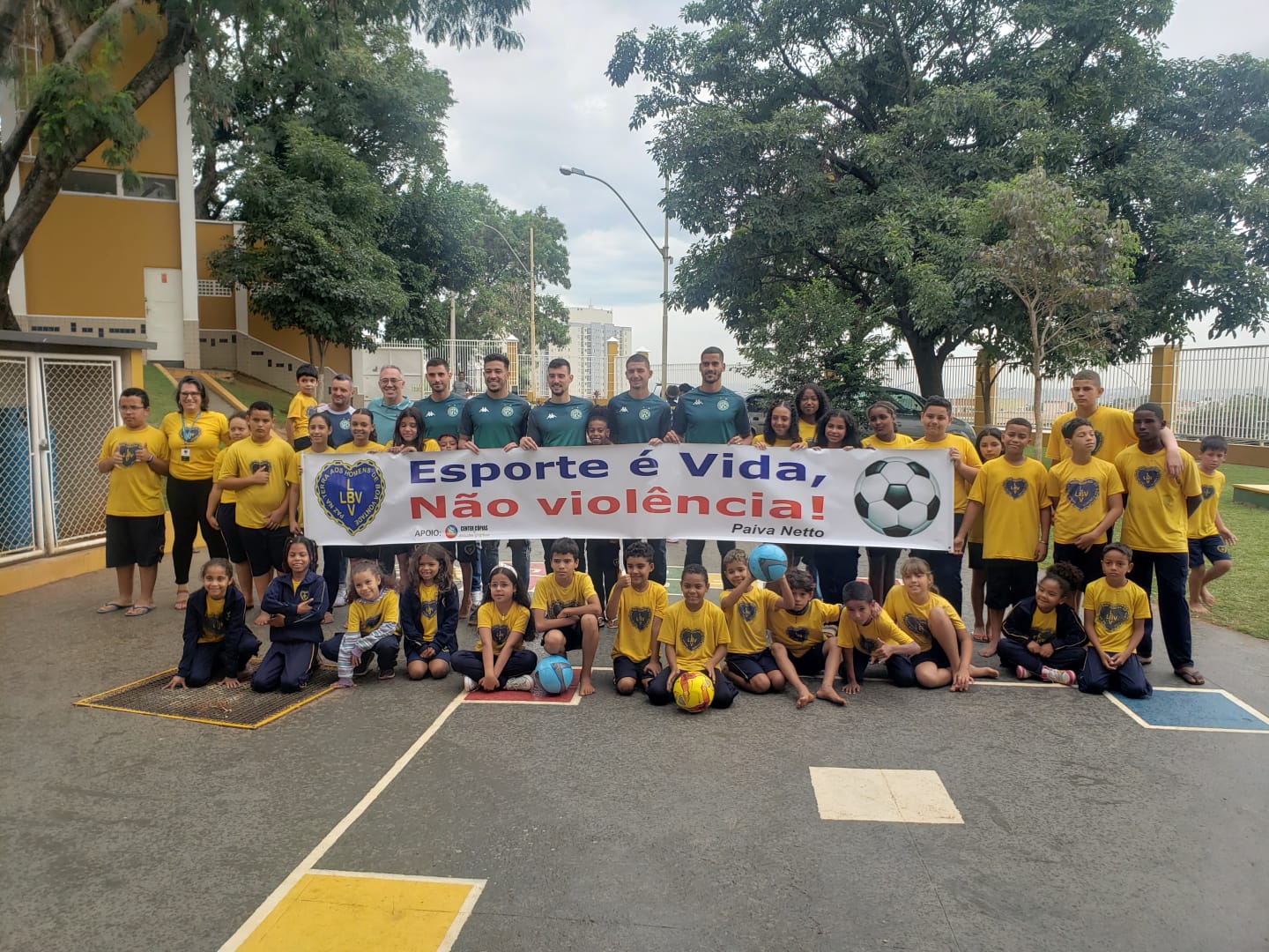 Goleiros do Guarani recebem homenagem de crianças da LBV