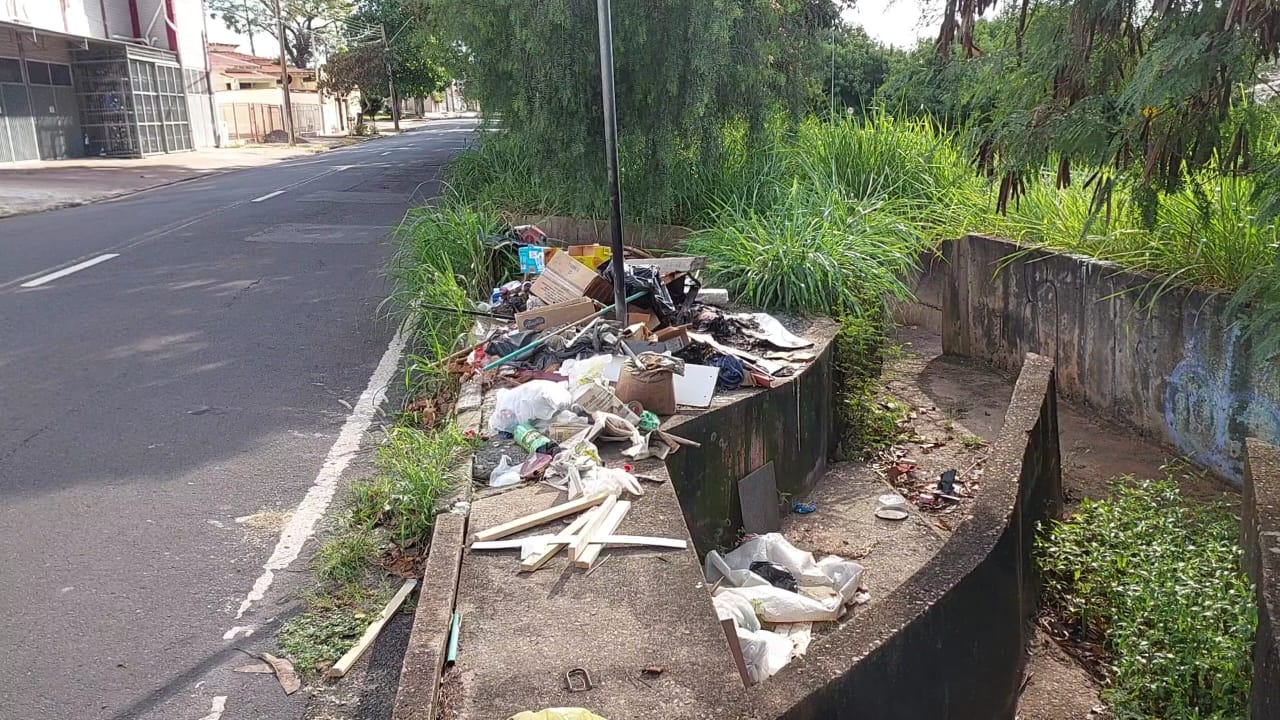 Moradores da Vila Industrial reclamam de demora em obra e lixo pelas ruas