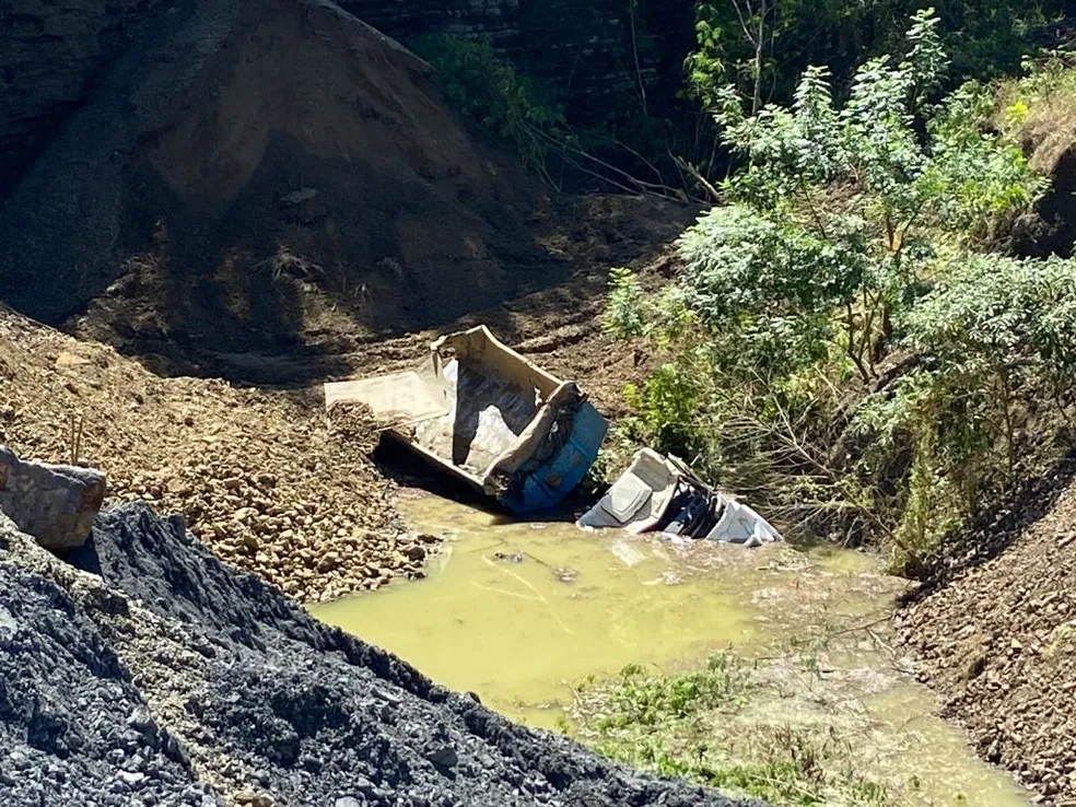 Motorista de caminhão de mineração morre após cair de ribanceira em Rio das Pedras
