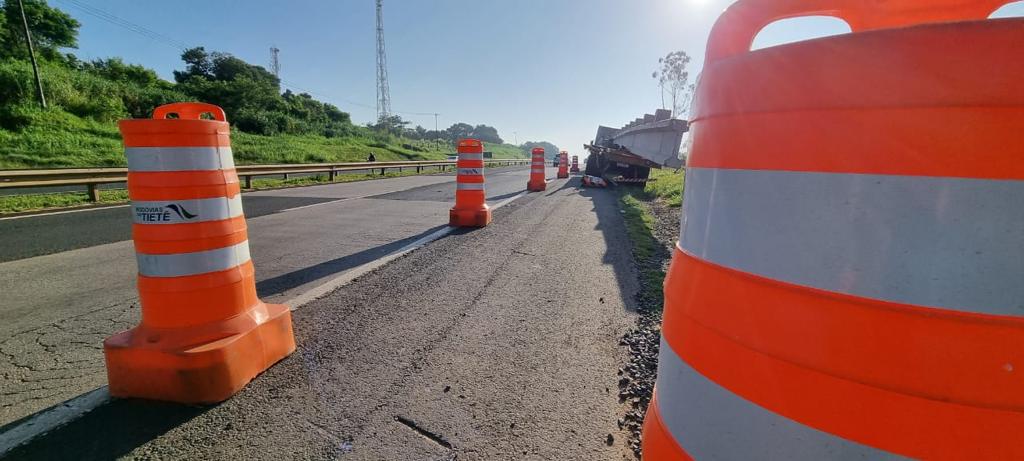 Motorista de ônibus embriagado colide contra caminhão na SP-101