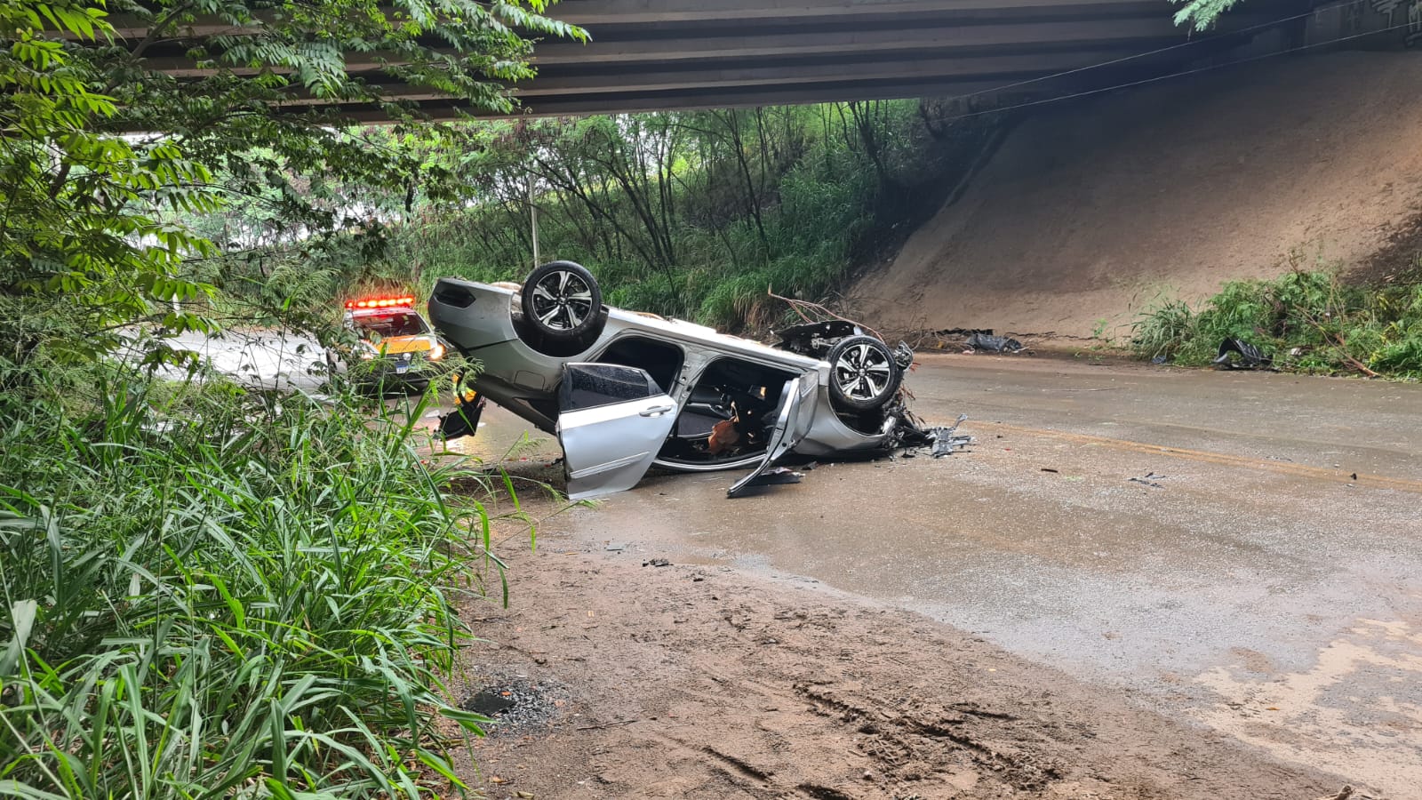 Motorista dorme ao volante, capota e cai na Estrada do Mão Branca