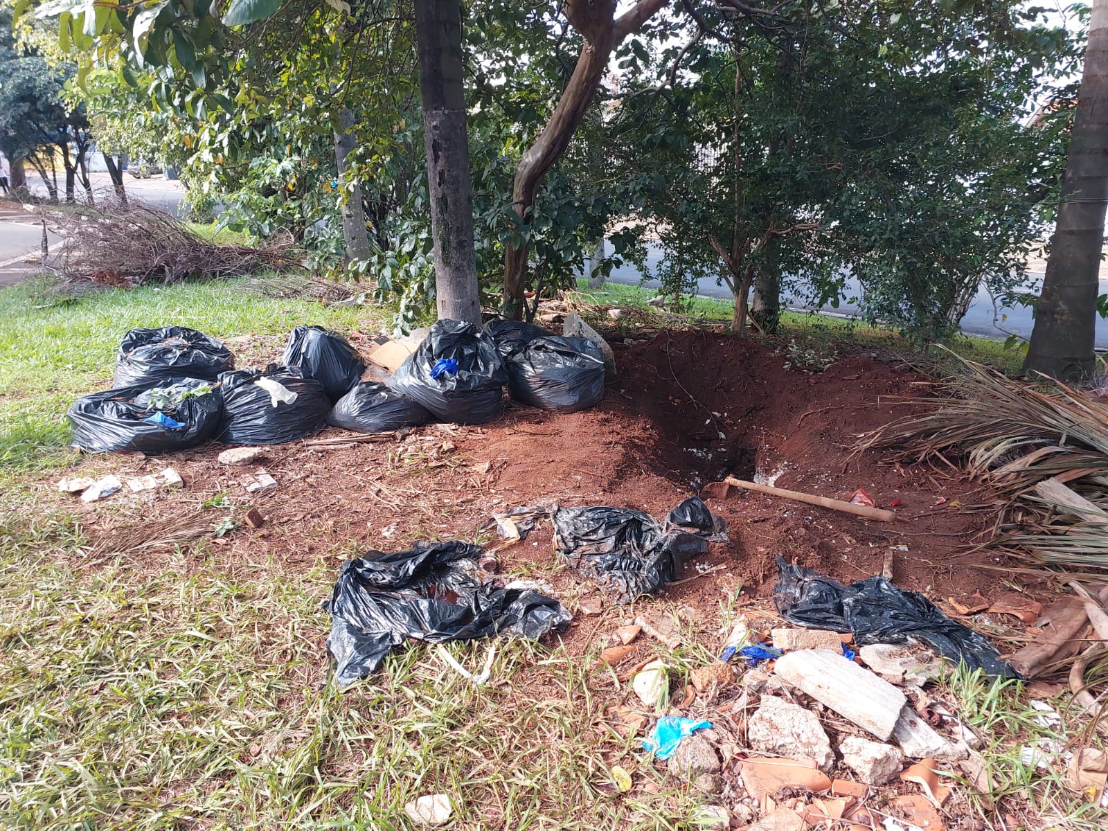 Polícia vai investigar se motorista encontrado morto em praça ameaçava comerciante