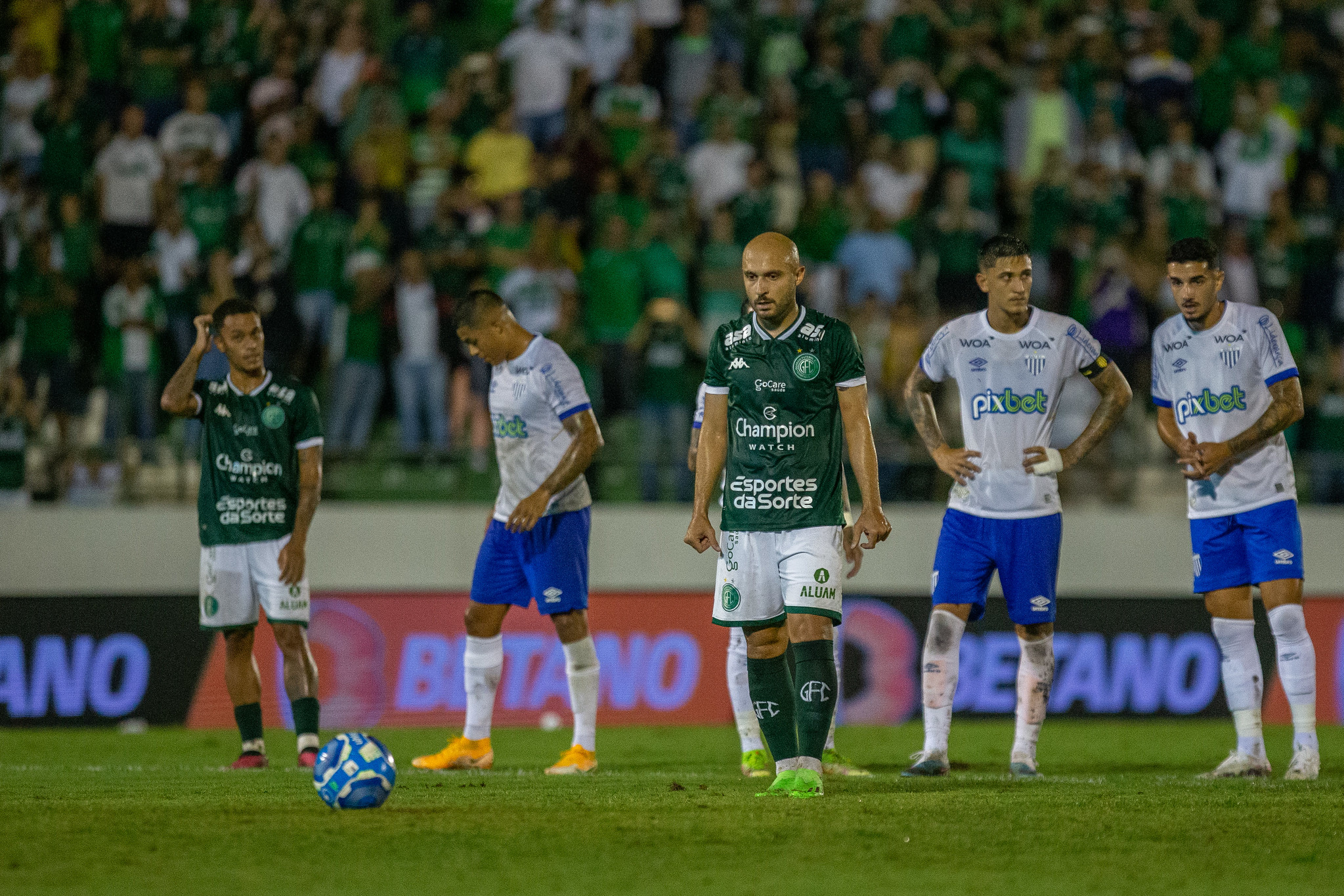 Régis e Bruninho marcam presença na seleção da primeira rodada da Série B