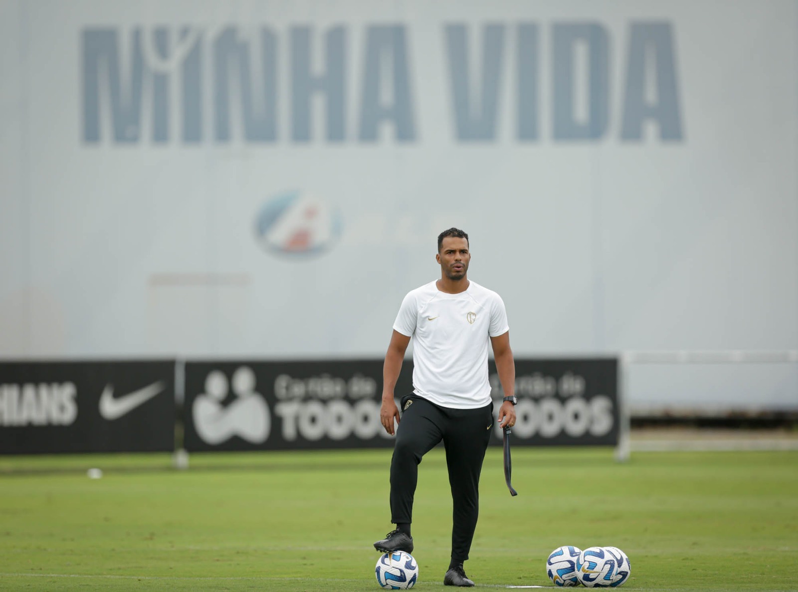 Reunião pode definir a queda do técnico Fernando Lázaro no Corinthians
