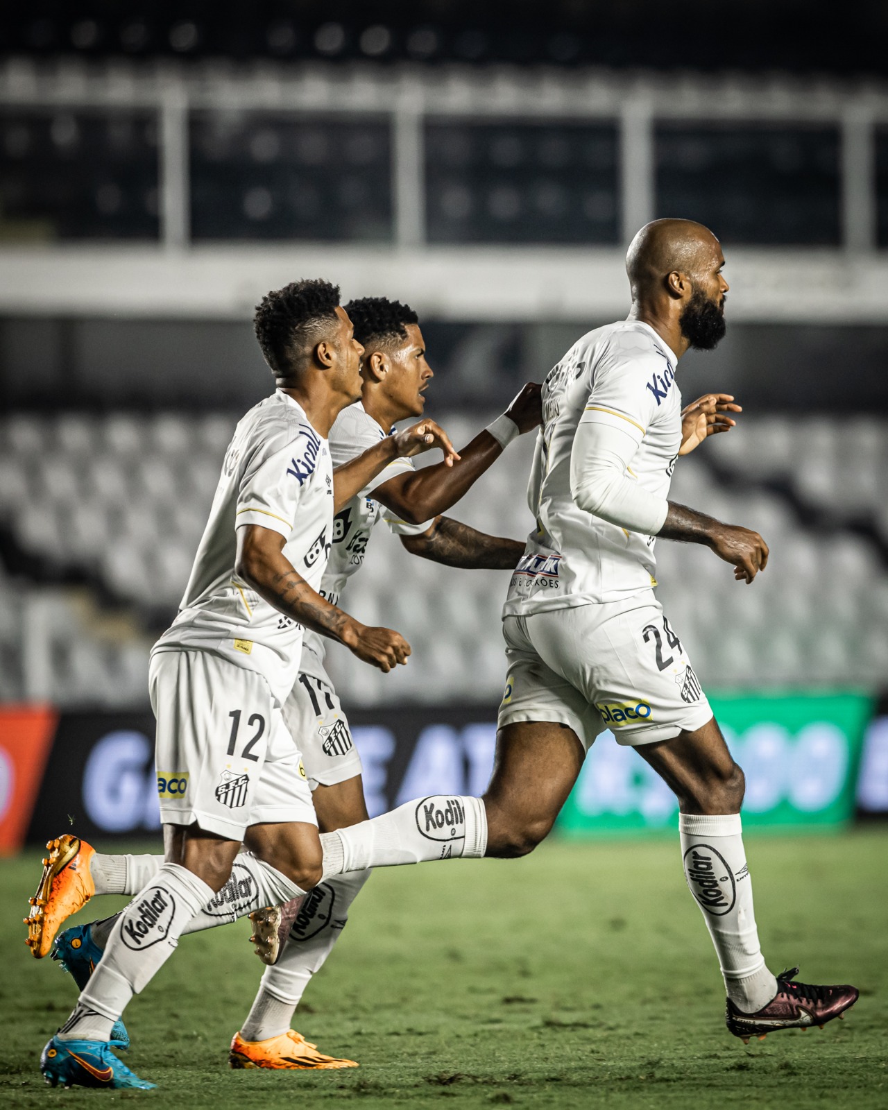 Técnico Odair Hellmann exalta defesa do Santos mas está preocupado com ataque