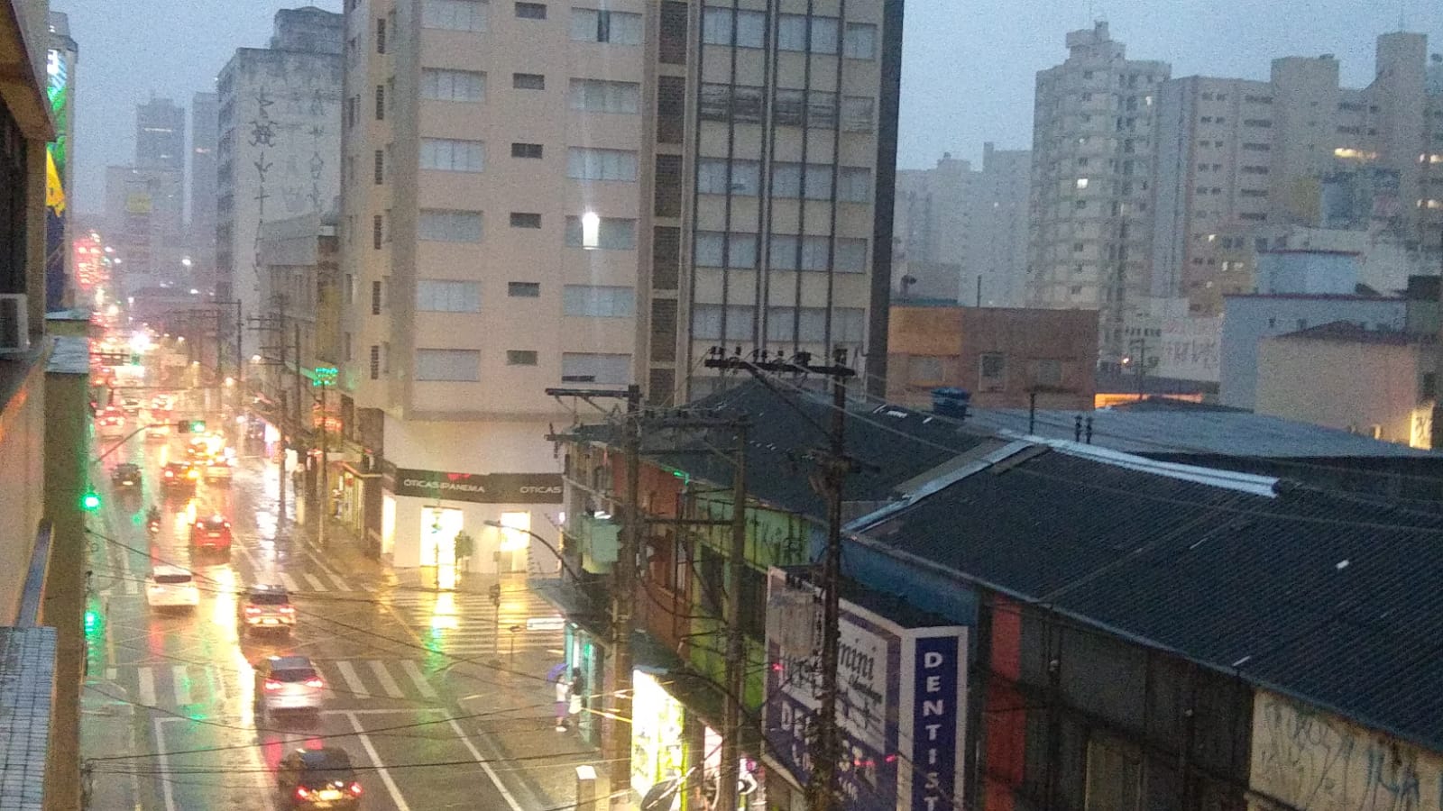 Tempo fecha e dia vira noite em Campinas 