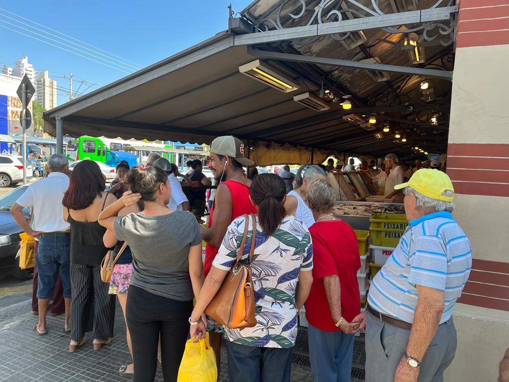 Procura por peixes gera grande fila no Mercado Municipal de Campinas