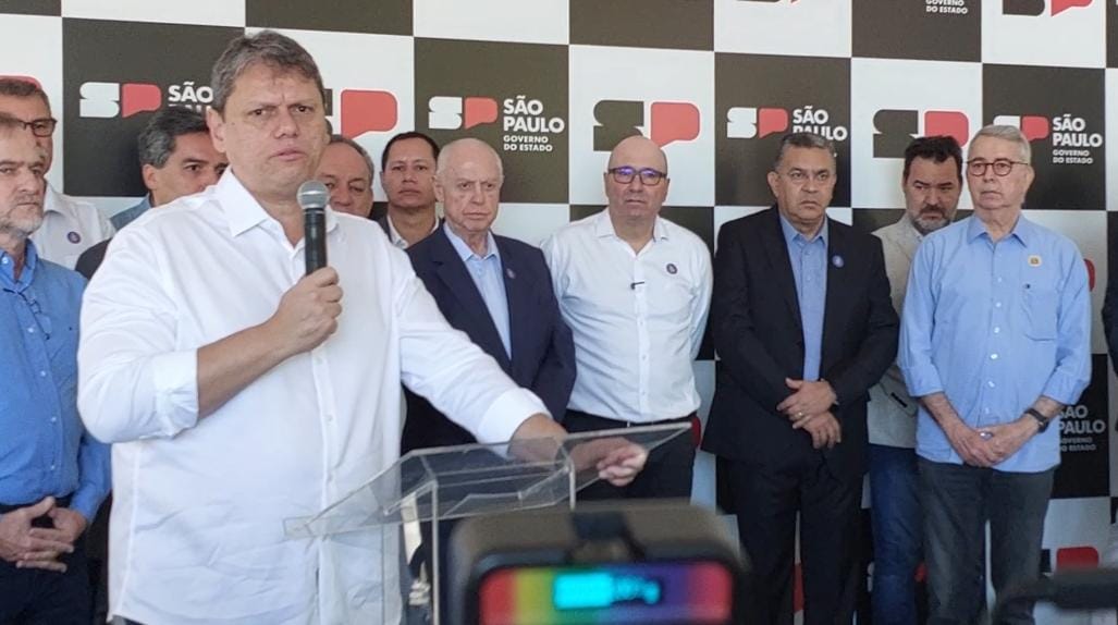 Tarcísio anuncia recapeamento e reforço na segurança nas escolas estaduais