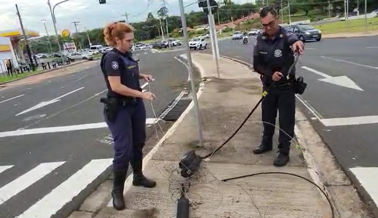 GM de Limeira prende dupla após furto de cabos de telefonia