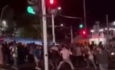 Adolescente é agredido por cerca de 40 pessoas em saída de escola