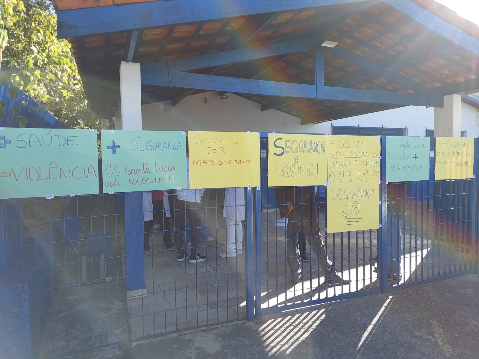 Após médicos serem assaltados, funcionários do CS Santa Lúcia fazem protesto