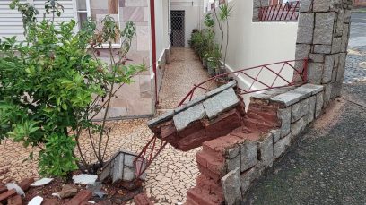 Após acidente, moradores pedem asfalto em rua do bairro Ponte Preta