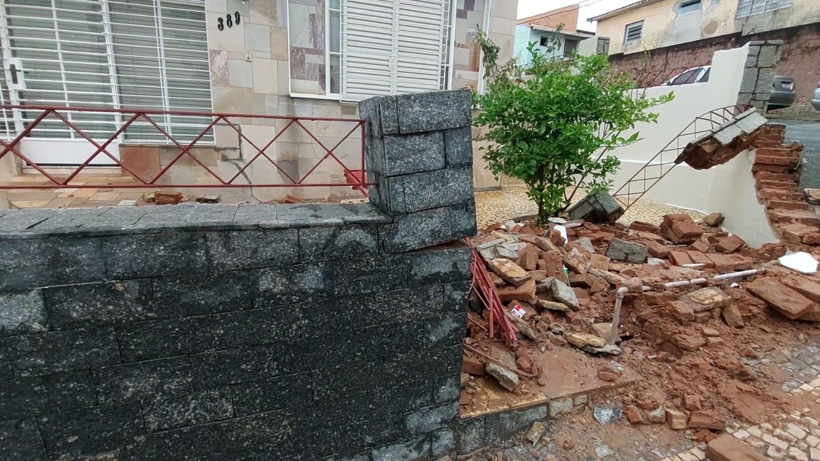 Após acidente, moradores pedem asfalto em rua do bairro Ponte Preta
