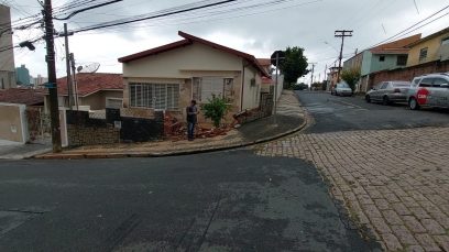 Após acidente, moradores pedem asfalto em rua do bairro Ponte Preta