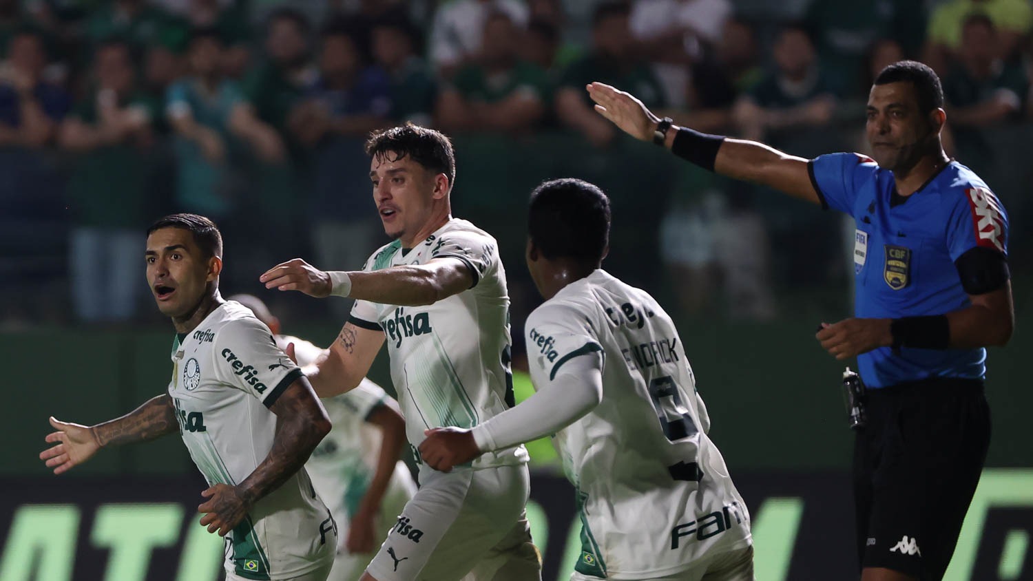 Atacante Dudu celebra fim do jejum de gols no Palmeiras
