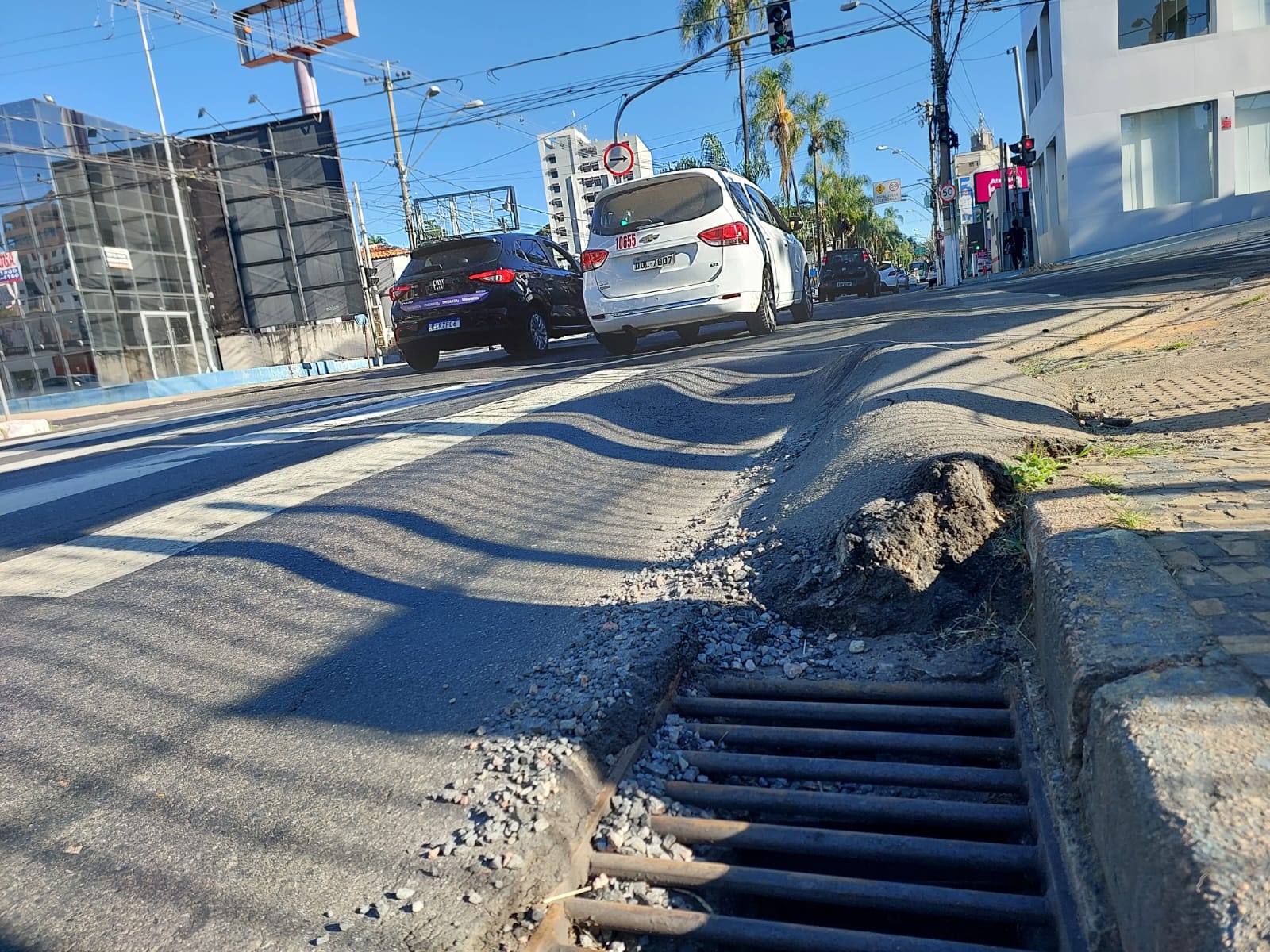 Buracos e desníveis na avenida Brasil preocupam moradores