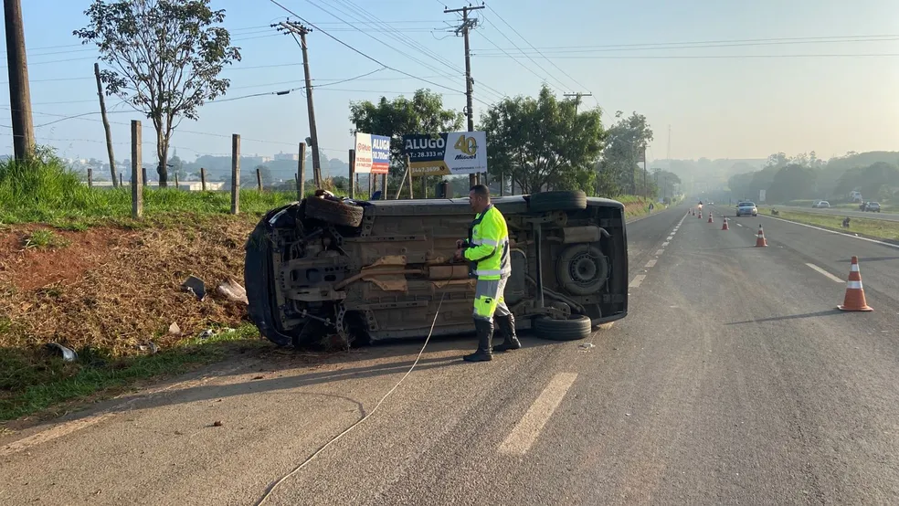 Carro tomba após acidente na SP-127, que liga Piracicaba a Saltinho