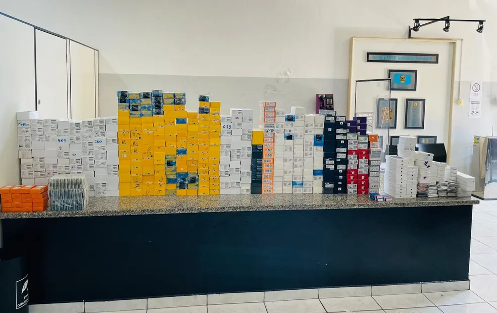 Quase 500 celulares e equipamentos digitais são apreendidos em ônibus