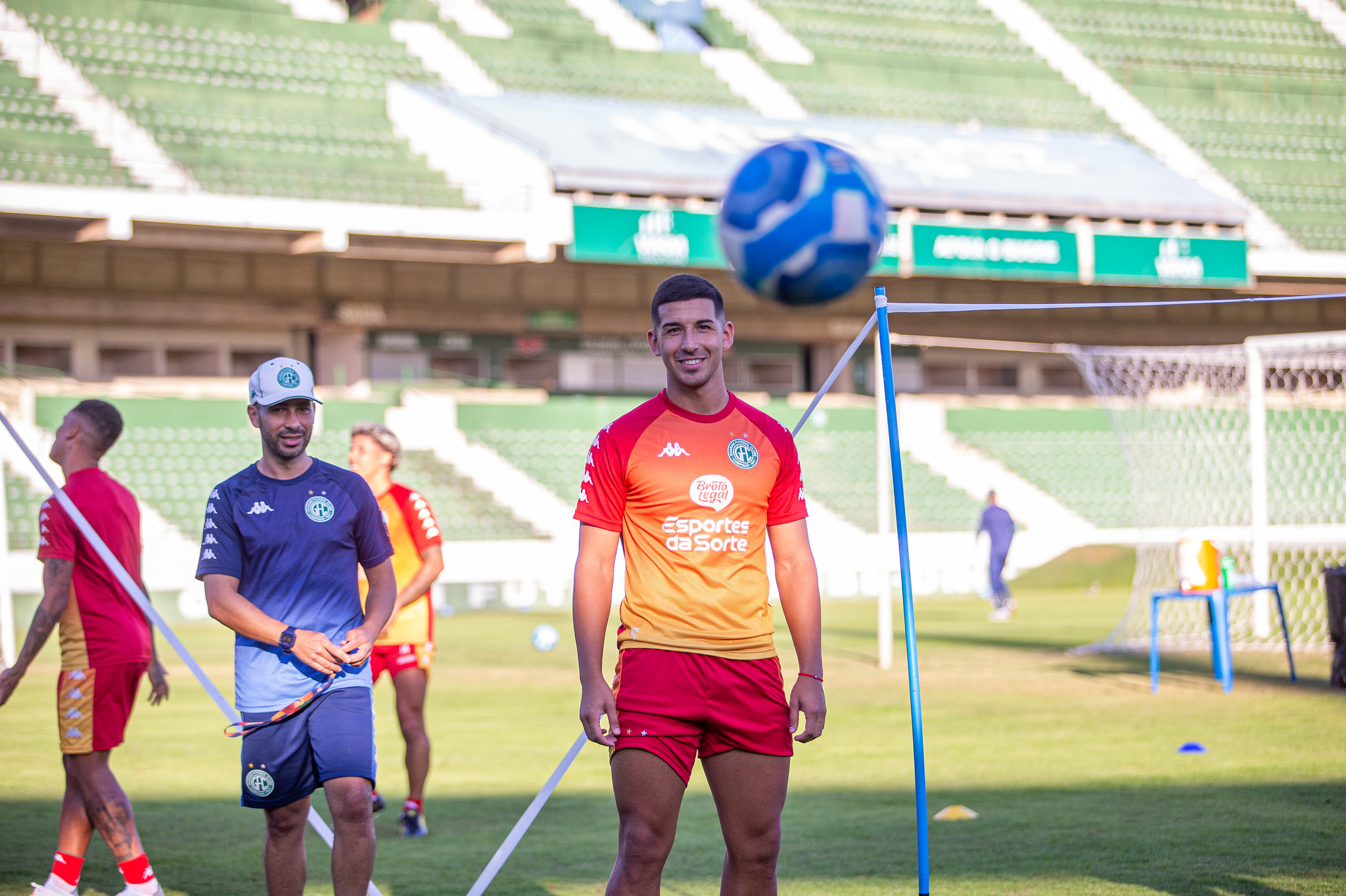 Com Matheus Barbosa suspenso, três jogadores brigam pela vaga no time titular do Guarani