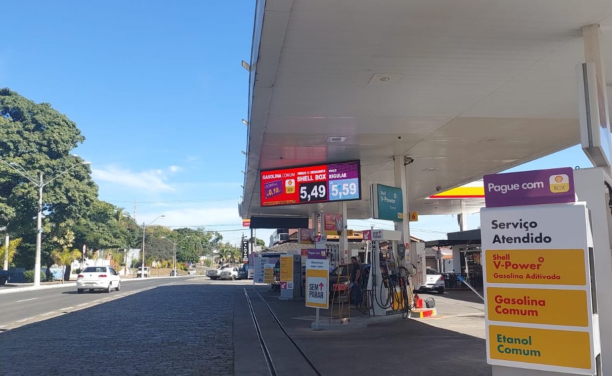 Gasolina é quase R$ 1 mais cara em Sousas e motoristas reclamam da diferença nos preços