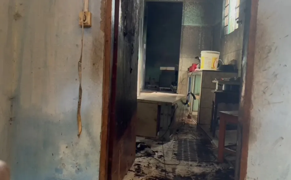 Homem com 80% do corpo queimado após fogo em casa segue internado