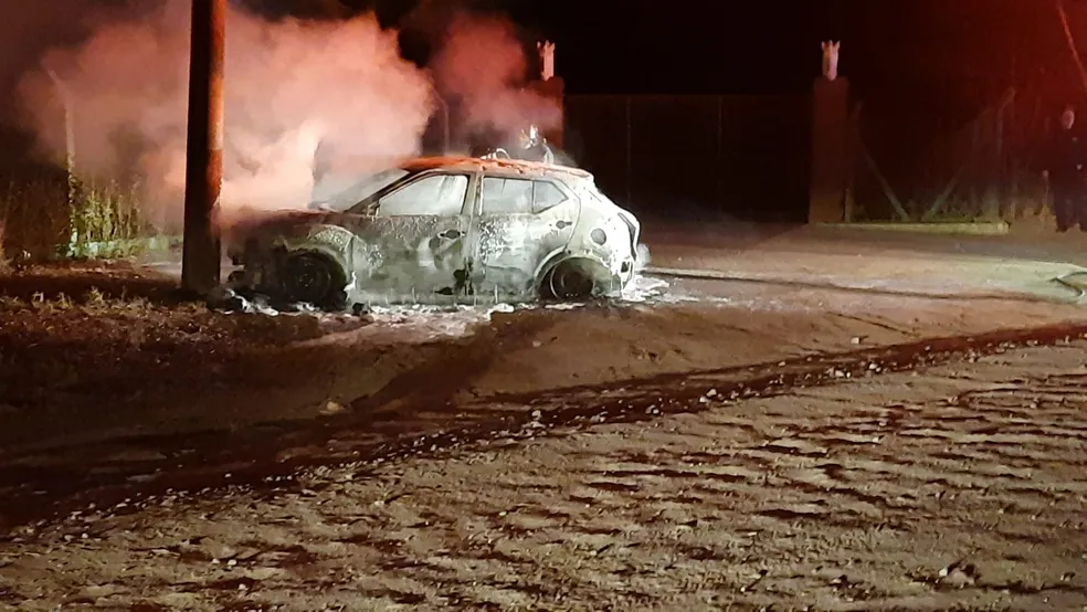 Homem tem veículo roubado e bandidos queimam o carro com a vítima dentro