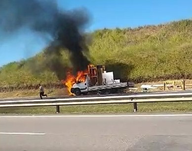 Incêndio em veículo assusta motoristas e bloqueia Anel Viário, em Valinhos
