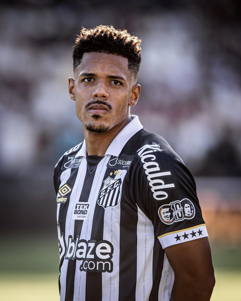 Lateral Gabriel Inocêncio curte o bom momento como titular do Santos