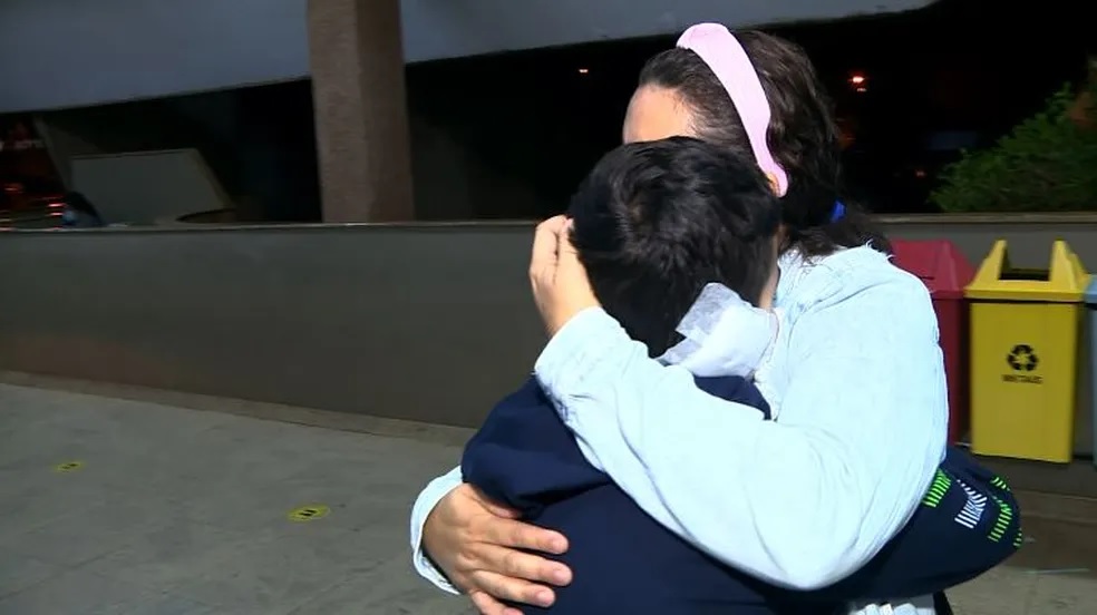 Menino que perdeu a orelha durante ataque de pitbull recebe alta em Campinas