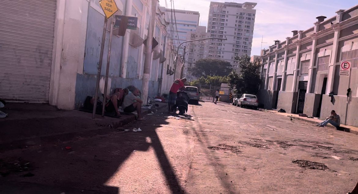 Moradores afirmam que rua Francisco Teodoro se tornou a nova Cracolândia