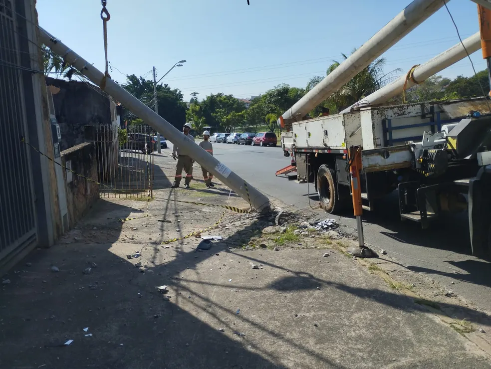 Motorista fica ferido após derrubar poste na Rua da Abolição