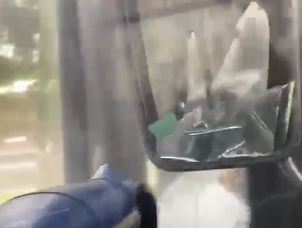 Motoristas de ônibus discutem após ‘fechada’ no trânsito em Campinas