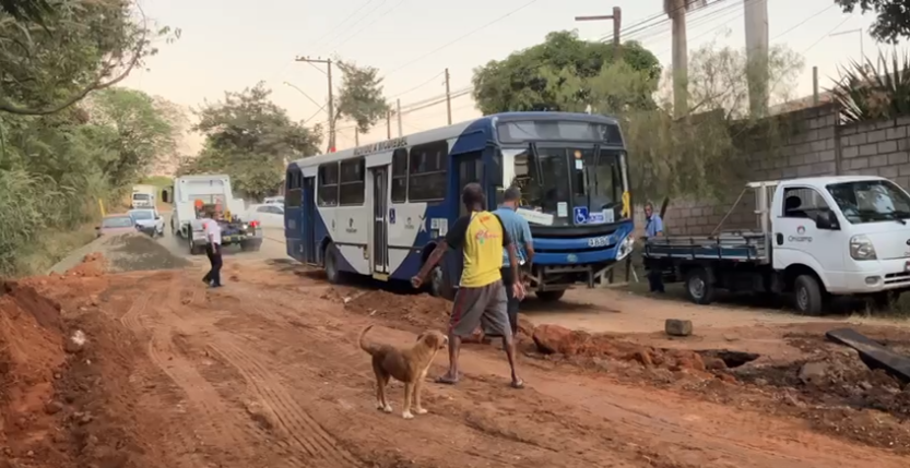 Ônibus que ficou atolado é removido após mais de 12 horas