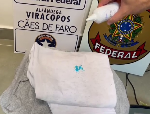 Polícia Federal apreende cocaína diluída em roupas; VÍDEO