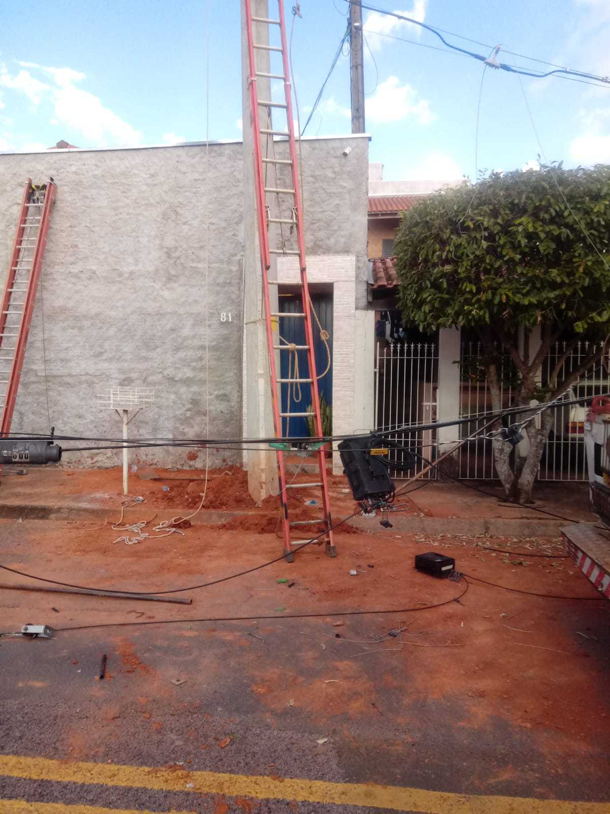 Poste na frente da entrada da casa atrapalha vida de morador