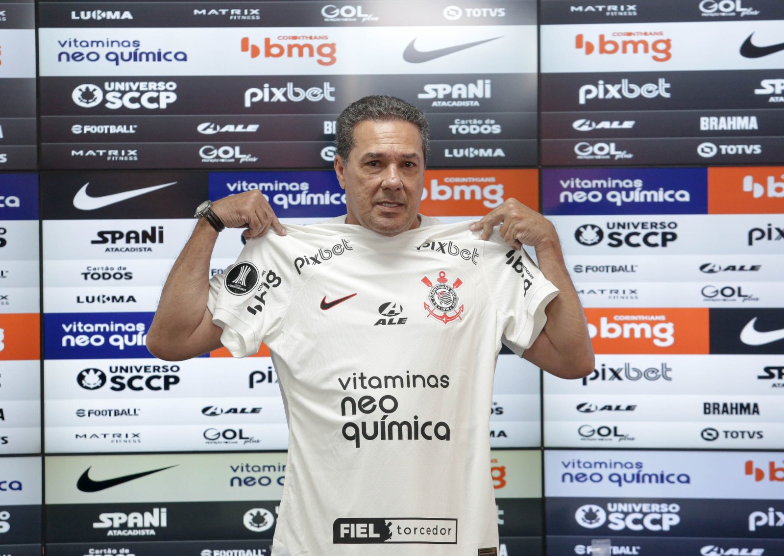 Técnico Vanderlei Luxemburgo destaca evolução no Corinthians