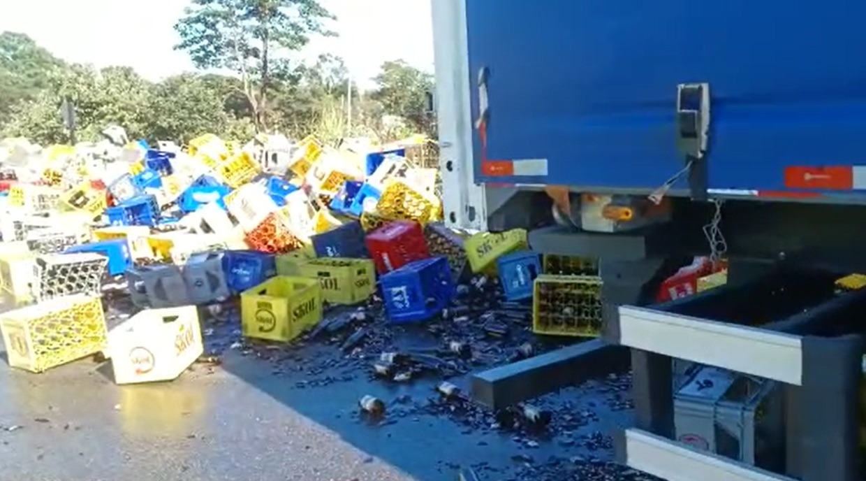 Caixas de cerveja caem de caminhão e bloqueiam rodovia em Jaguariúna 