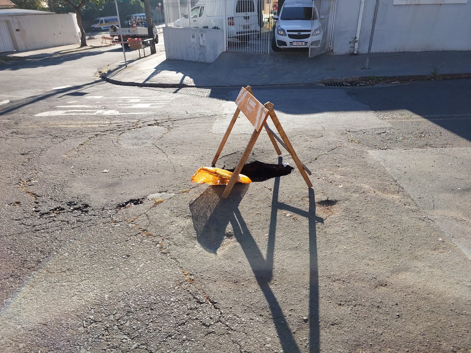 Buraco aberto há três meses atrapalha moradores e já foi até motivo de briga