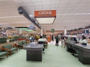 'Caixa do bate-papo' é opção para clientes em mercado de Campinas