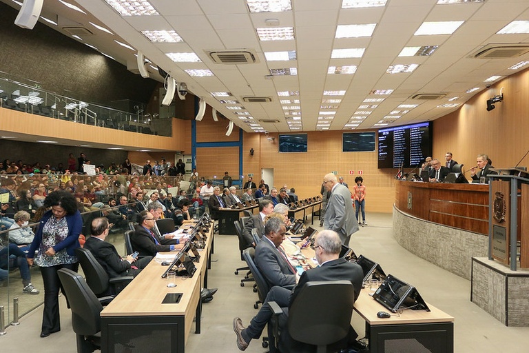 Câmara aprova mudança em horas extras e vereadores saem antes do final da sessão