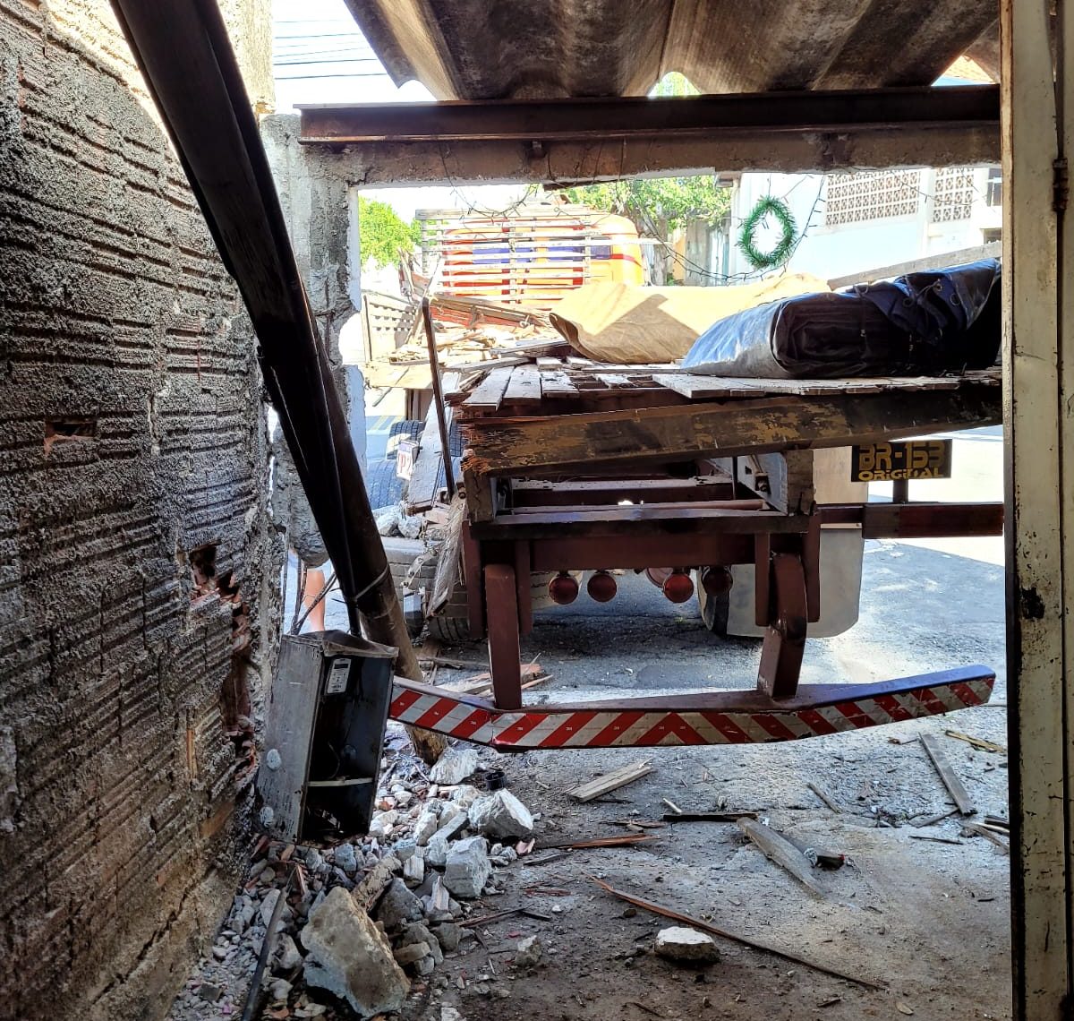 Caminhão perde freio e desce de ré em Limeira; casa é atingida