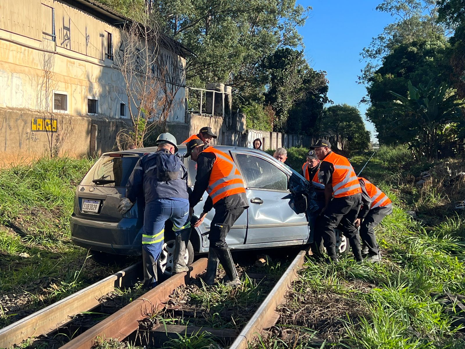 Carro cruza preferencial e é atingido por trem no Parque Shalon