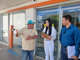 Clientes e sindicato protestam após Itaú fechar agência no Campo Grande