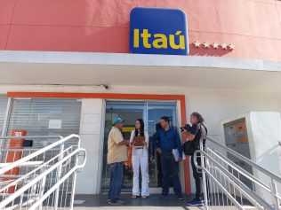 Clientes e sindicato protestam após Itaú fechar agência no Campo Grande